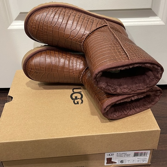 Ugg Classic Short Croc Boots - Picture 4 of 10